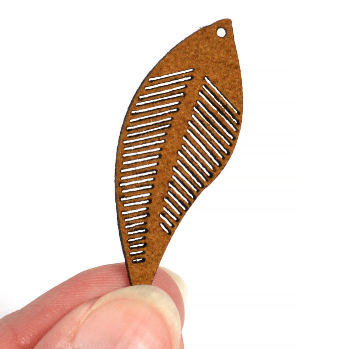 Löv berlocker i mockaimitation, 16x44mm, 10st