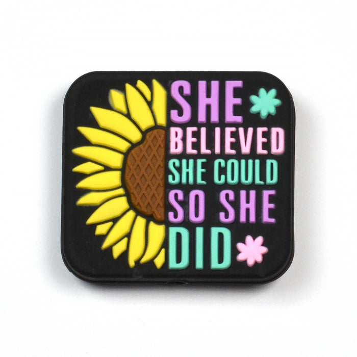 Motivpärla i silikon, "She believed..."