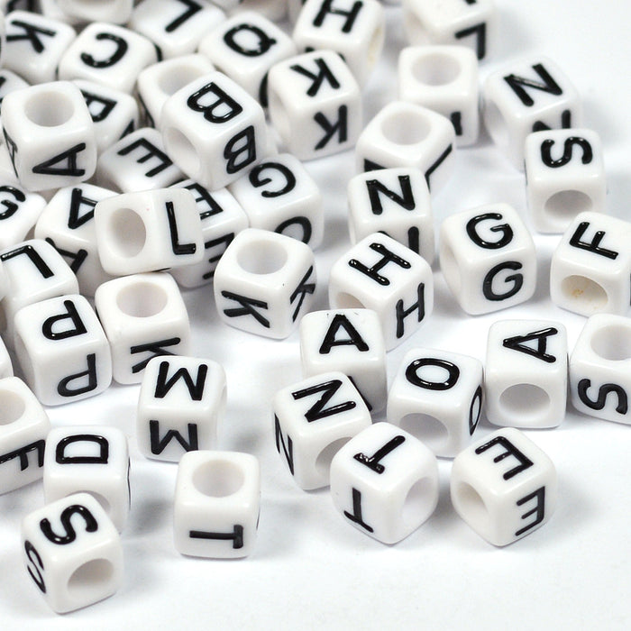 Vita bokstavspärlor, kub, 6mm, mixade, 250st
