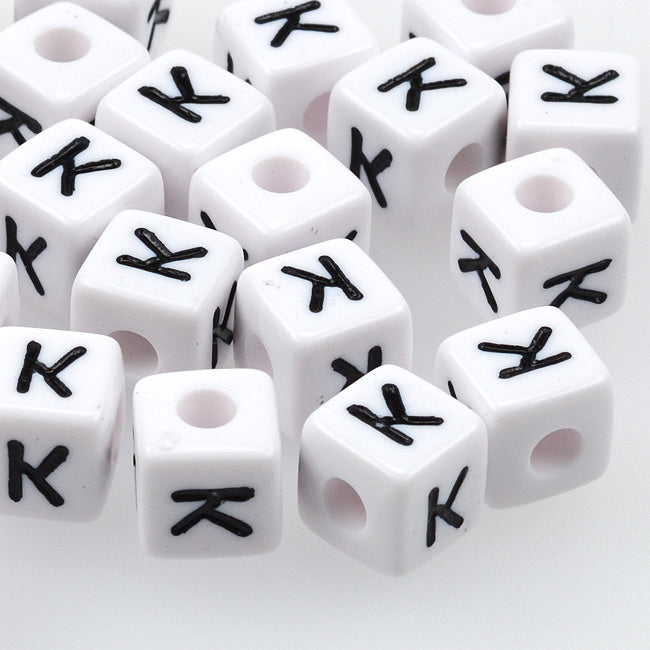 Vita bokstavspärlor, kub, 10mm, A–Z