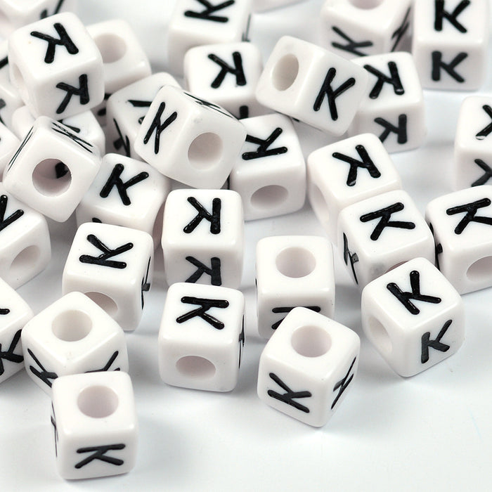 Vita bokstavspärlor, kub, 8mm, A–Z