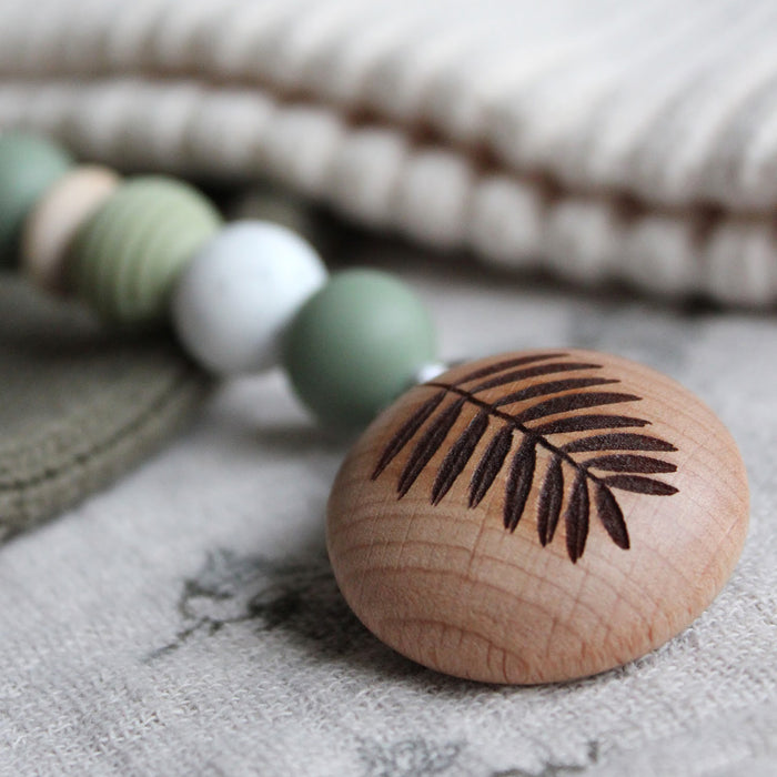 Clips in wood, engraved leaf