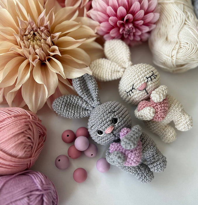 Crochet pattern, rabbit with heart