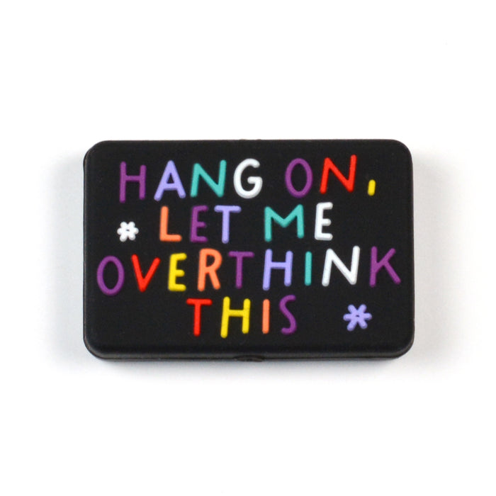 Motivpärla i silikon med text, "Overthinking"