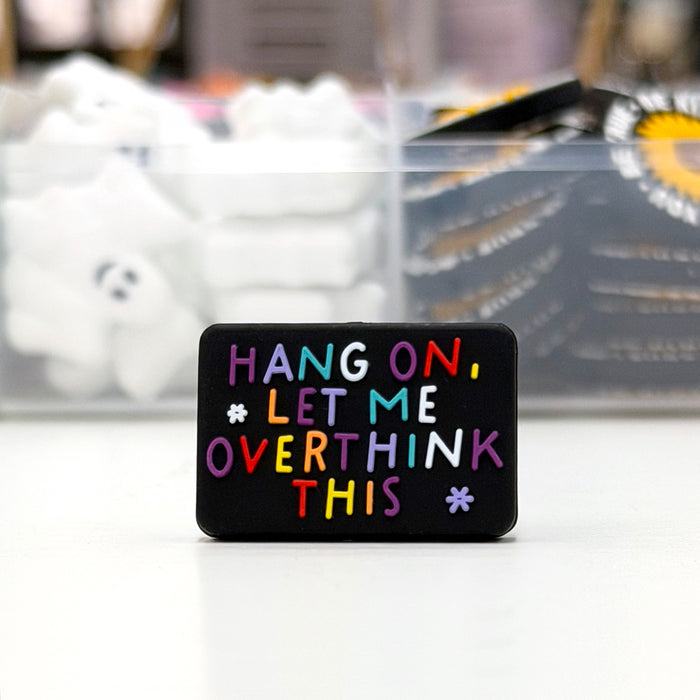 Motivpärla i silikon med text, "Overthinking"