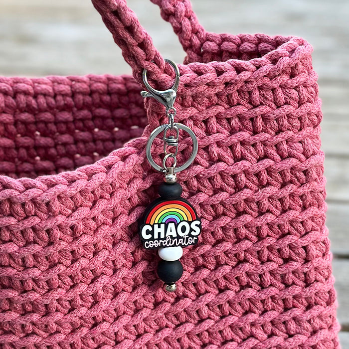 Motivpärla i silikon med regnbåge, "Chaos coordinator"