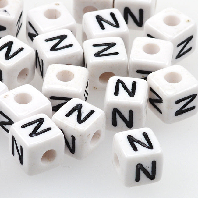 Vita bokstavspärlor, kub, 10mm, A–Z