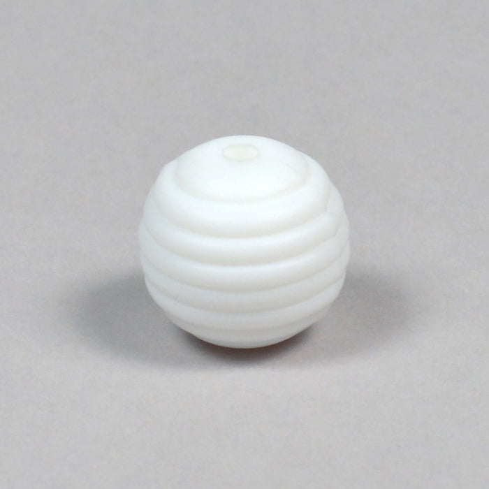 Ribbet silikonperle, hvit, 15 mm